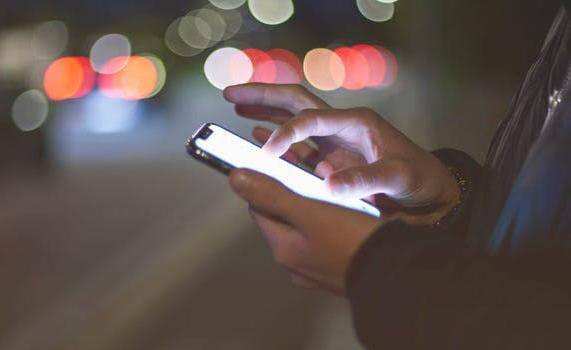 आपने शायद बैटरी ओवरहीटिंग के बारे में सुना होगा. असल में ब्राइटनेस फुल रखने की वजह से भी आपको अपने फोन में यह समस्या देखने को मिल सकती है. इसीलिए ब्राइटनेस को मीडियम पर ही सेट रखें और सिर्फ जरूरत पड़ने पर ही ब्राइटनेस को फुल करें.