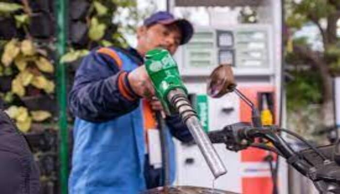 Petrol Diesel Rate Today 28 December 2022 check latest rate with citiwise full list Marathi News Petrol Diesel Rate: क्रूड ऑईल 84 डॉलर्सच्या पार; देशातील इंधन दरही वाढणार? झटपट चेक करा आजच्या किमती