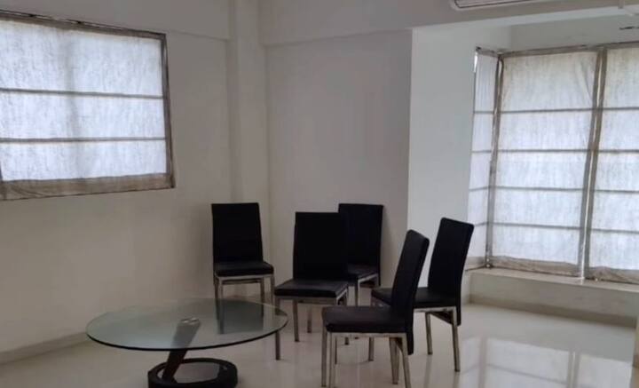 জীবনের শেষ দিনগুলিতে একাই থাকছিলেন সুশান্ত। তার মধ্যেই একদিন তাঁর ঝুলন্ত দেহ উদ্ধার হয় শোওয়ার ঘর থেকে। বিছানায় আলগোছে পড়ে থাকা তাঁর নিথর দেহ দেখে শিউড়ে উঠেছিলেন অনেকেই।