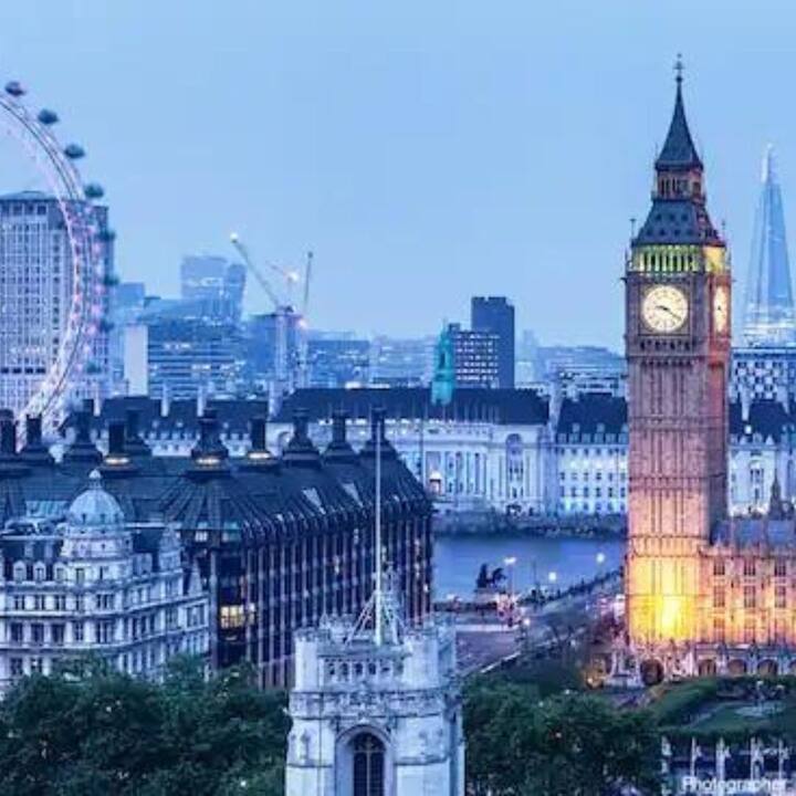 বিগ বেন, লন্ডন : বিগ বেন হল ওয়েস্টমিনস্টারের প্রাসাদের উত্তর প্রান্তে ওয়েস্টমিনস্টারের গ্রেট ক্লকের বিশাল ঘণ্টার ডাকনাম। এটি বিশ্বের সবচেয়ে বিখ্যাত ঘড়ি। এলিজাবেথ টাওয়ারটি ৯৬ মিটারের বেশি লম্বা, বেলফ্রির দিকে৩৩৪টি ধাপ এবং শীর্ষে এর্টন লাইটের দিকে ৩৩৯টি ধাপ রয়েছে।