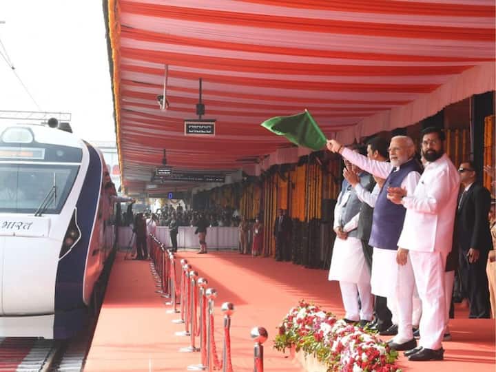 PM Narendra Modi inaugurates Samruddhi Mahamarg Expressway after Vande Bharat train metro in Nagpur travels in metro PM Modi: మరో వందేభారత్ ఎక్స్‌ప్రెస్‌ను ప్రారంభించిన ప్రధాని మోడీ, మహారాష్ట్ర పర్యటనలో బిజీబిజీ