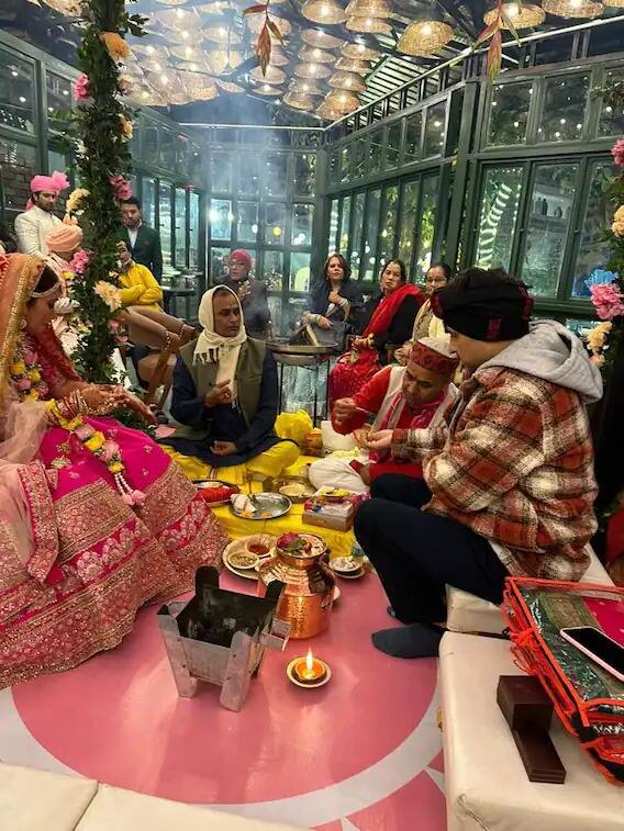 एका फोटोत पंकज त्रिपाठी परितोष आणि मीनाक्षी यांच्या विवाह सोहळ्याची विधी पूर्ण करताना दिसत आहेत. यावेळी पंकज विंटर आउटफिटमध्ये दिसत आहेत.