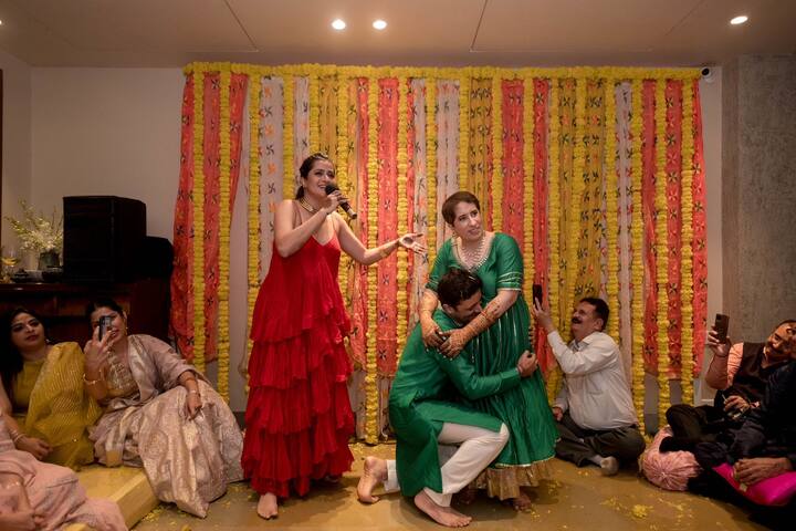 सान्या के अलावा बॉलीवुड की मशहूर सिंगर सोना मोहपात्रा भी गुनीत मोंगा की संगीत सेरेमनी में रंग जमाती हुई नजर आईं.