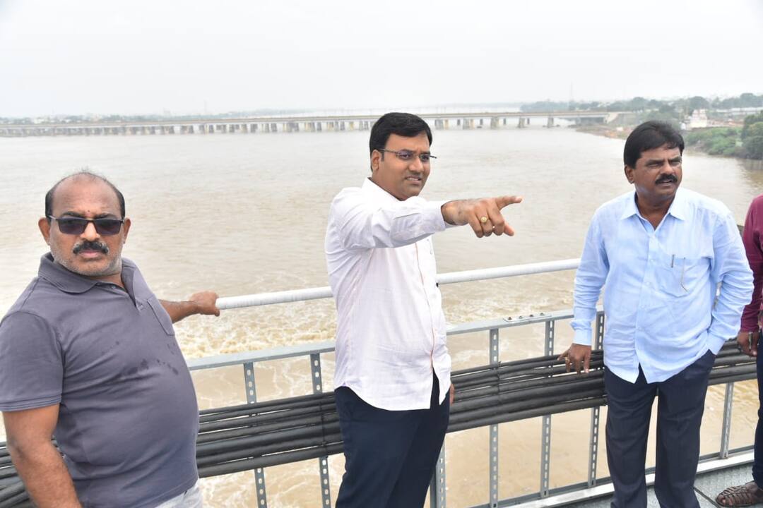 Nellore collector review on cyclone Mandous after effects in District DNN Nellore Mandous: ముందు జాగ్రత్తల వల్లే నెల్లూరులో ప్రాణ నష్టం లేదు, వర్ష భయం ఉంది