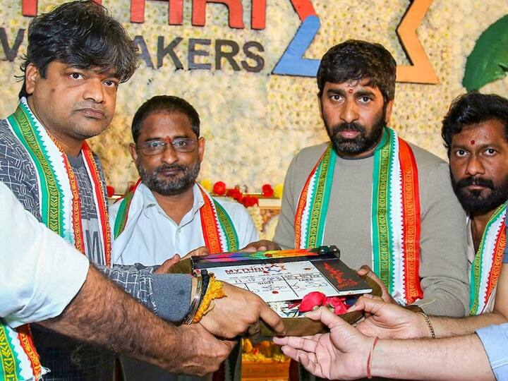 రామ్ ఆచంట, విశ్వప్రసాద్, గోపీచంద్ మలినేని, బుచ్చిబాబు తమ చేతుల మీదుగా స్క్రిప్ట్ అందించారు.