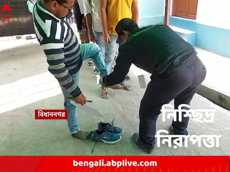 Candidates made to wear off shoes for thorough inspection as Primary TET exam takes place TET Exam: জুতোর ভিতরেও উঁকি, উপায় নেই মাছি গলার, টেট পরীক্ষায় নিশ্ছিদ্র নিরাপত্তা