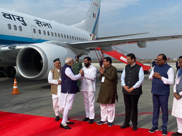 Prime Minister Narendra Modi interacts with Maharashtra CM Eknath Shinde, who along with other minister welcomed the PM in Nagpur. (Source: Twitter/PMO)