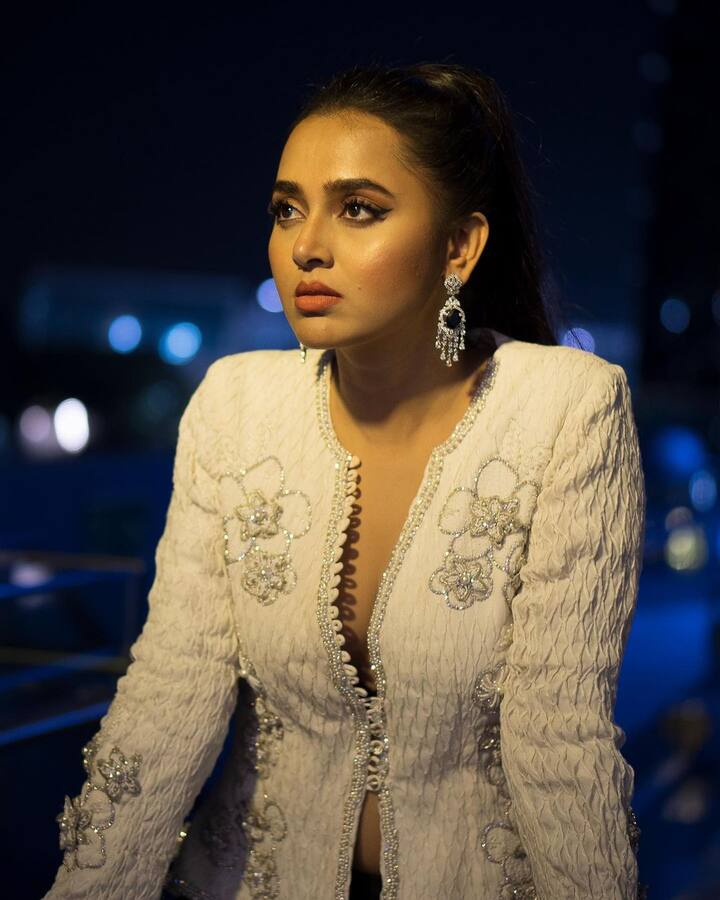 या फोटोंमध्ये तेजस्वीचा क्लासी लूक पाहायला मिळतोय..(फोटो सौजन्य:tejasswiprakash/इंस्टाग्राम)