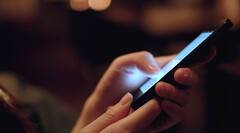 फोन में अगर ब्राइटनेस फुल रखते हैं तो ये आपकी आंखों के लिए ही नहीं फोन के लिए भी खतरनाक है, जानें कैसे