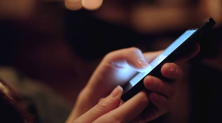 ब्राइटनेस फुल रखने पर प्रोसेसर पर जरूरत से ज्यादा दबाव पड़ता है और फिर स्मार्टफोन हैंग होना शुरू हो जाता है. ब्राइटनेस फुल रखने की वजह से फोन में प्रोसेसर पर दबाव बढ़ता है.