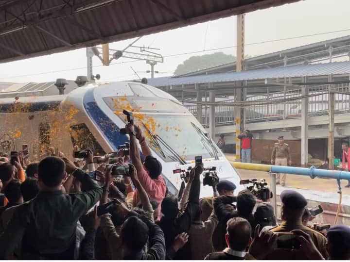 Chhattisgarh Congress raised questions over fare of Vande Bharat Express BJP welcome Train ann Raipur News: वंदे भारत एक्सप्रेस ट्रेन के रायपुर पहुंचते ही गरमाई राजनीति, कांग्रेस ने किराए पर उठाए सवाल, BJP ने किया स्वागत