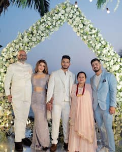 PICS: रोका सेरेमनी पर बेहद स्टनिंग लुक में नजर आईं सोनारिका भदौरिया, बॉयफ्रेंड संग दिए रोमांटिक पोज