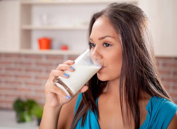 Milk Benefits: રાત્રે સૂતા પહેલા ગરમ દૂધ પીવું એ અમૃત સમાન છે. તે સ્વાસ્થ્ય માટે અનેક રીતે ફાયદાકારક છે. તેનાથી ગાઢ નિંદ્રાનું સુખ પણ મળે છે અને  રોગપ્રતિકારક શક્તિ વધારે છે.