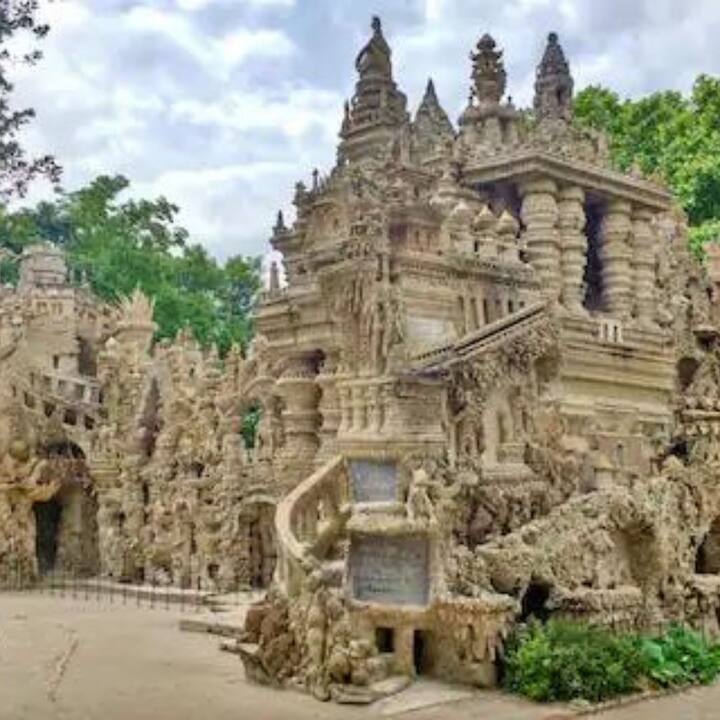 প্যালেস আইডিয়াল, ফ্রান্স : ১৯ শতকের শেষের দিকে ফরাসি পোস্টম্যান চেভাল দ্বারা নির্মিত হয়েছিল। এই প্রাসাদটি ২৬ মিটার দীর্ঘ এবং ১০ মিটার উঁচু, যা সম্পূর্ণ হতে ৩৩ বছর লেগেছিল।