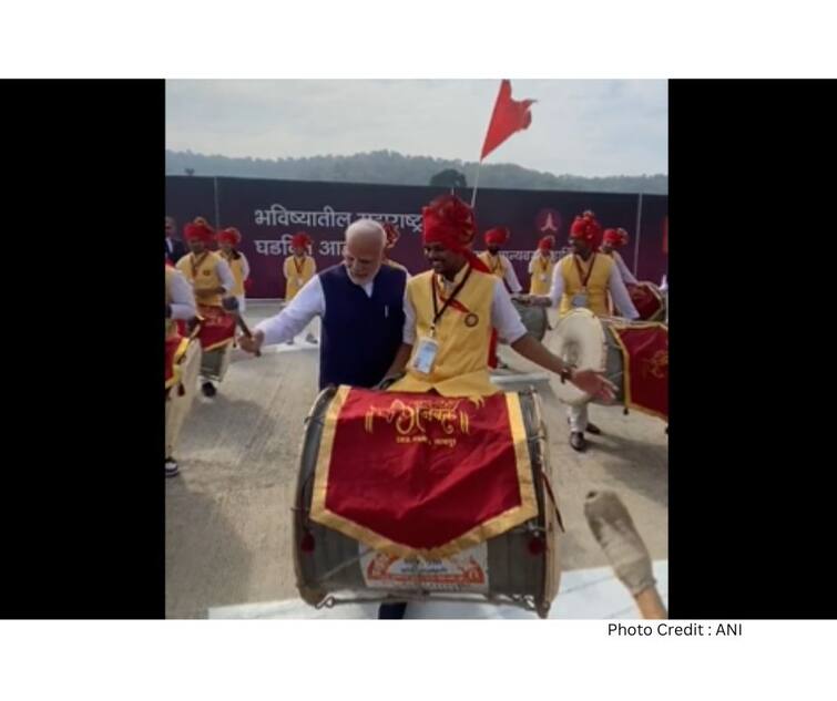 PM Narendra Modi plays traditional drum during his visit to Nagpur Maharashtra today Samruddhi Mahamarg Inauguration PM Modi : पंतप्रधान मोदींचा मराठमोळा थाट; नागपूर दौऱ्यादरम्यान लुटला ढोलवादनाचा आनंद