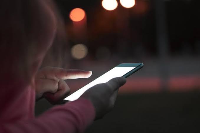 जब आप फुल ब्राइटनेस पर स्मार्टफोन का इस्तेमाल करते हैं तो इसकी बैटरी लाइफ कम हो जाती है. दरअसल, ब्राइटनेस को फुल रखने पर फोन बैटरी तेजी से खर्च होती है और लगातार ऐसा होने से बैटरी की लाइफ पर भी प्रभाव पड़ता है.