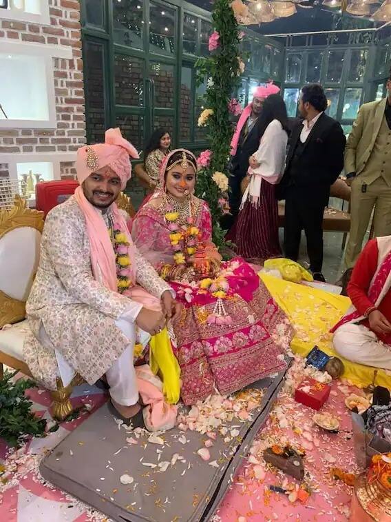 सध्या परितोष आणि मीनाक्षीच्या लग्नाचे फोटो सोशल मीडियावर प्रचंड व्हायरल होत आहेत.