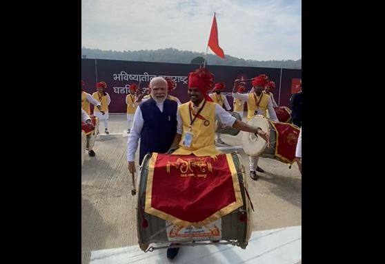 PM Modi Maharashtra Visit PM Narendra Modi plays traditional drum during his visit to Nagpur- Watch Video PM Modi Nagpur Visit: નાગપુરમાં પીએમ મોદીએ કરી મેટ્રોમાં સફર, વગાડ્યો ઢોલ, જુઓ વીડિયો