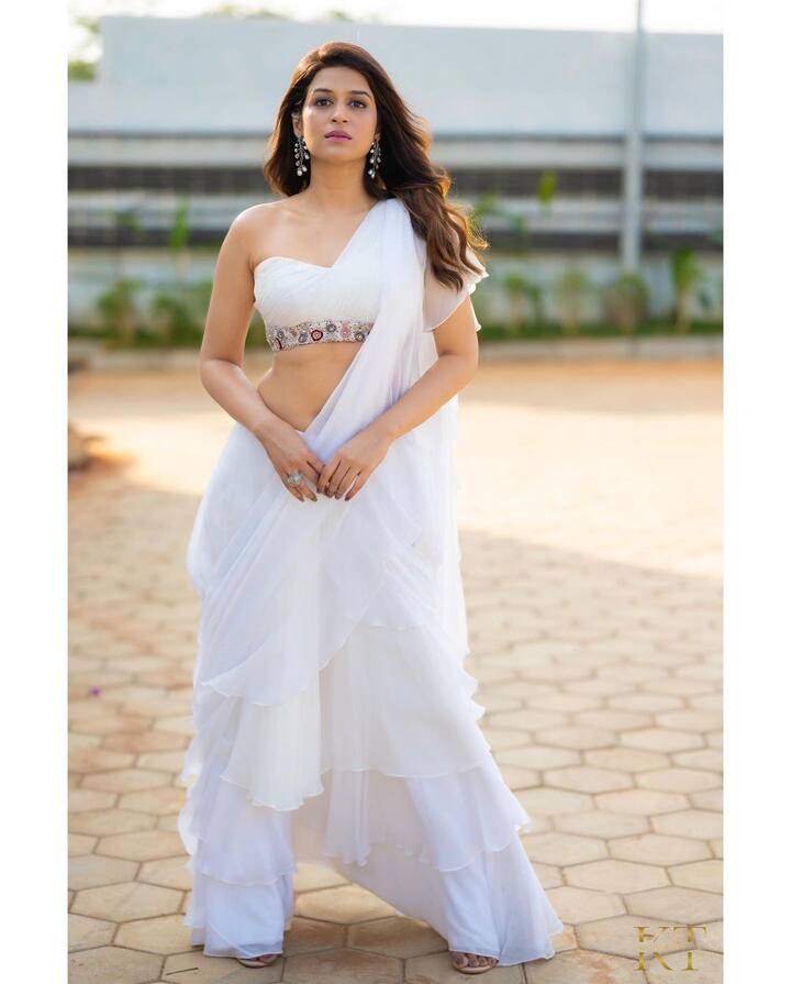 తర్వాత సెకండ్ హీరోయిన్ గా ఎక్కువ అవకాశాలు.Photo Credit@Shraddha Das/instagram