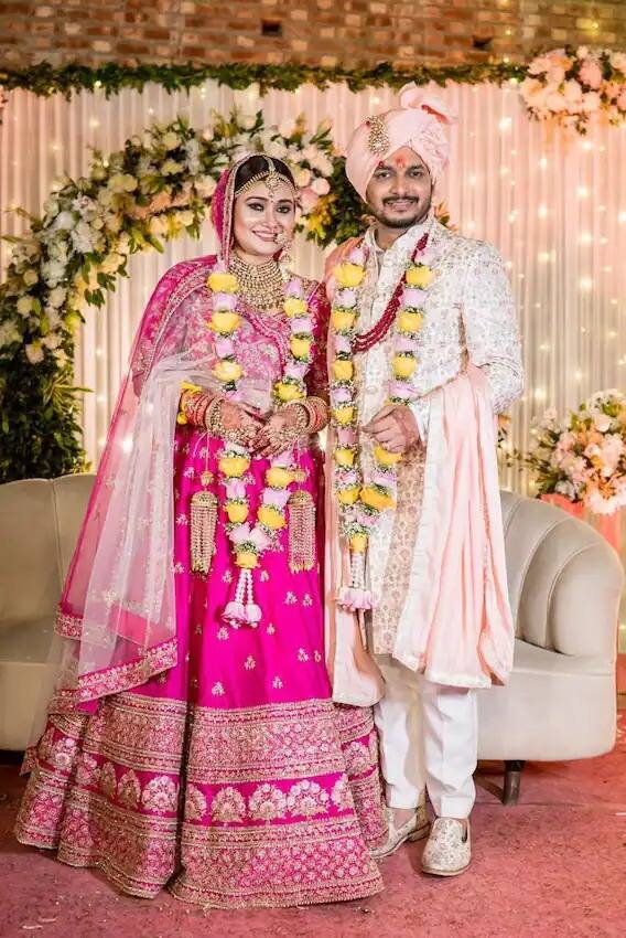 तर दुसरीकडे परितोषची नववधू पिंक कलरच्या लेहेंग्यात खूपच सुंदर दिसत होती. तिने पिंक लेहेंग्यावर गोल्ड ज्वेलरीसह लूक पूर्ण केला. लग्नात हे जोडपे 'मेड फॉर इच अदर' दिसत होते.