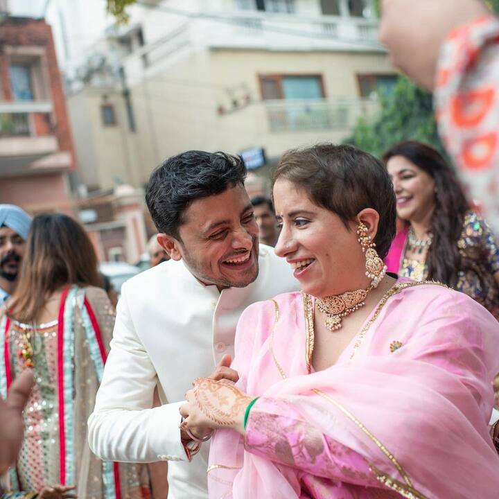 अपनी गायकी से सोना ने गुनीत मोंगा की संगीत नाइट में चार चांद लगाए हैं.