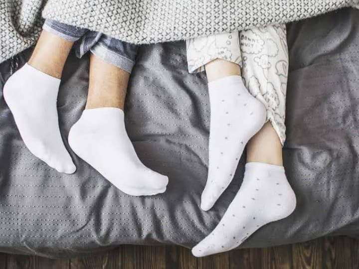 Do you sleep wearing socks to avoid the cold in winter?  read this before doing this