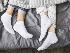 Socks Infection: सर्दियों में ठंड से बचने के लिए मोजे पहनकर सोते हैं? ऐसा करने से पहले यह जरूर पढ़ें