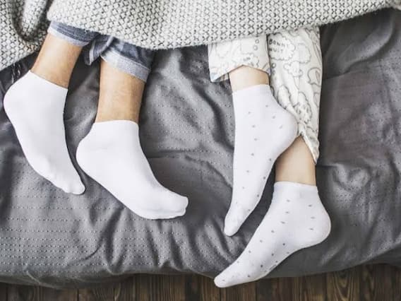 Socks Infection: सर्दियों में ठंड से बचने के लिए मोजे पहनकर सोते हैं? ऐसा करने से पहले यह जरूर पढ़ें Socks Infection: सर्दियों में ठंड से बचने के लिए मोजे पहनकर सोते हैं? ऐसा करने से पहले यह जरूर पढ़ें