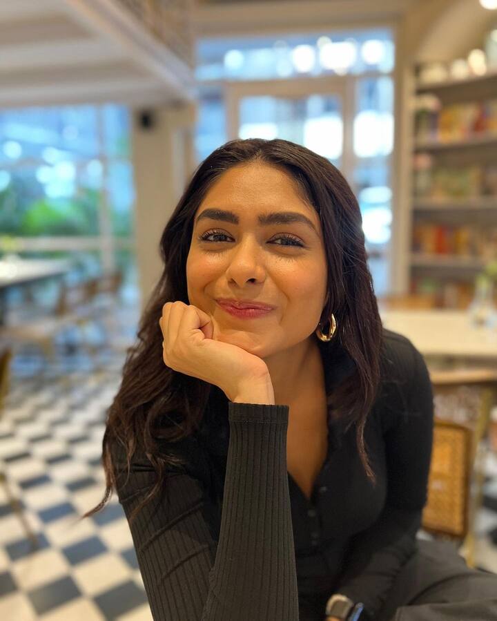 அடிக்கடி போட்டோஷூட் செய்து புகைப்படங்களை பகிர்ந்து வருகிறார்