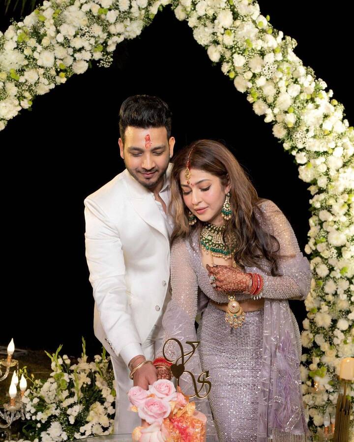इस इवेंट के लिए सोनारिका ने ग्रे कलर का शिमर गाउन पहना है, वहीं हैवी जूलरी और लाइट शेड्स मेकअप में वह कमाल की खूबसूरत लग रही हैं, विकास पराशर भी व्हाइट सूट में जंच रहे हैं.