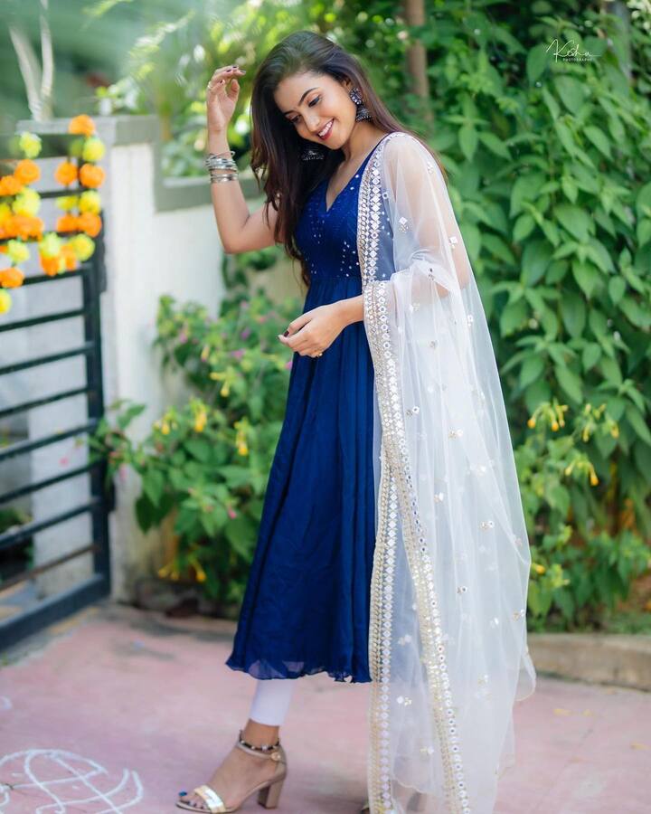తన లేటెస్ట్ ఫోటోలను ఎప్పటికప్పుడు షేర్ చేస్తుంది దీపికా.Photo Credit@Deepika Pilli/instagram