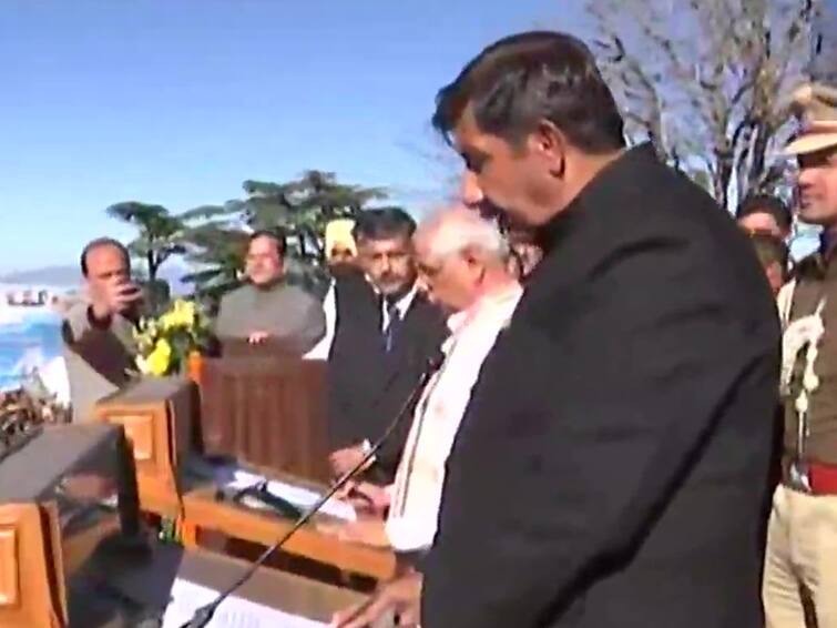 Sukhvinder Sukhu takes oath as CM of Himachal pradesh several senior Congress leaders present Himachal CM: ராஜ குடும்பத்தை வீழ்த்தி முதலமைச்சரான சுக்விந்தர் சிங்...எளிமையான முறையில் பதவியேற்பு..!