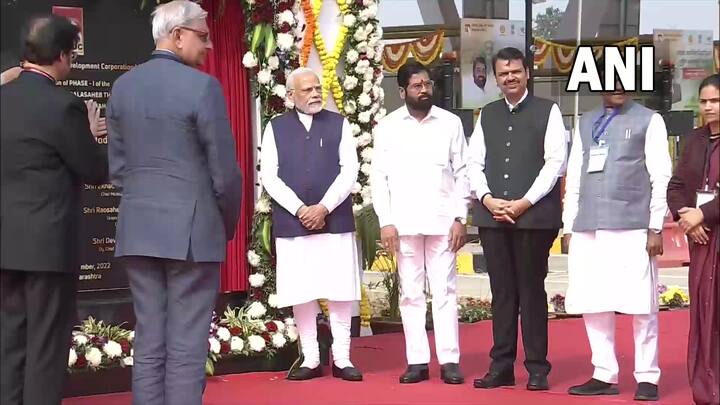 PM Modi Inaugurated Samruddhi Mahamarg : पंतप्रधान नरेंद्र मोदी यांच्या हस्ते समृद्धी महामार्गाच्या नागपूर ते शिर्डीपर्यंतच्या पहिल्या टप्प्याचं लोकार्पण झालं आहे.