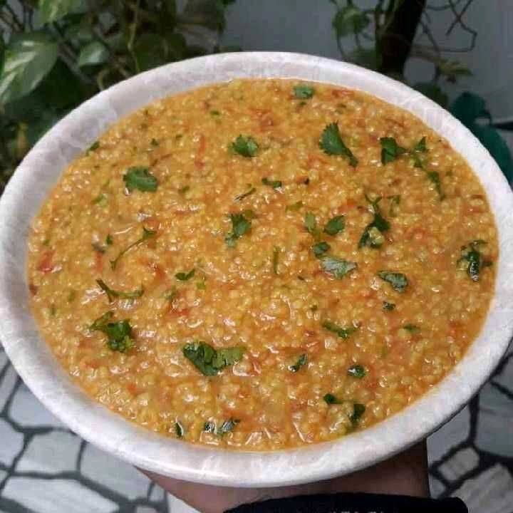 हरी सब्जियों को मिलाकर दलिया बनाए. इसमें कैलोरी की मात्रा बहुत कम होती है फाइबर प्रोटीन और विटामिन बी जैसे पोषक तत्वों से भरपूर होते हैं.