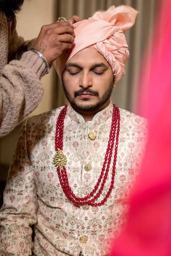 परितोषने पीच करलची शेरवानी परिधान केली होती. या शेरवानीवर गुलाबी रंगाच्या मोत्यांची माळही फार शोभून दिसत होती.