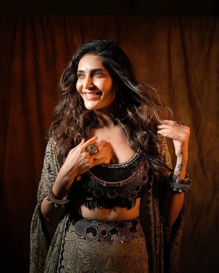 केवळ आपल्या टॅलेंटच्या जोरावर तिने प्रेक्षकांच्या हृदयात खास स्थान निर्माण केले आहे.  (फोटो सौजन्य:karishmaktanna/इन्टाग्राम)