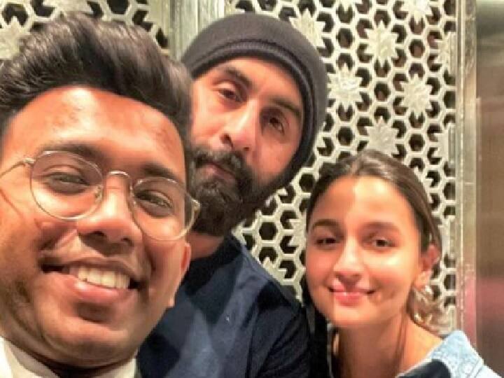 A Fan posted photo with new parents Alia Bhatt and Ranbir Kapoor फैन के साथ Alia Bhatt और रणबीर ने क्लिक की सेल्फी, वायरल फोटो पर यूजर्स ने ऐसे किया रिएक्ट