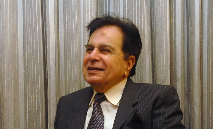 ১৯২২ সালের ১১ ডিসেম্বর অধুনা পাকিস্তানের পেশোয়ারে জন্মগ্রহণ করেন দিলীপ কুমার। জন্মসূত্রে নাম মহম্মদ ইউসুফ খান, মুসলিম পরিবারের ছেলে। লালা গোলাম সারওয়ার খান এবং আয়েশা বেগমের ১২ সন্তানের মতো অন্যতম ছিলেন।