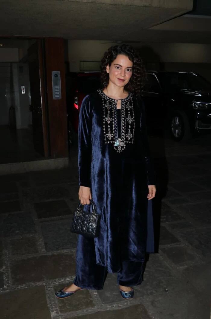 कंगना की ये ब्लू वेलवेट लाइट एंब्रॉयड कुर्ती भी काफी एलिगेंट लुक दे सकता है.आप भी यह लुक कॉपी कर सकती हैं.