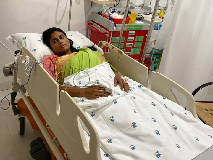 YSRTP Chief YS Sharmila shifted to hospital after Hunger Strike says KCR curbs her padyatra Telangana Politics: 'पदयात्रा को रोक रहे केसीआर, डरे हुए हैं',  भूख हड़ताल के बीच तबीयत बिगड़ने पर अस्पताल में भर्ती वाईएस शर्मिला ने कहा
