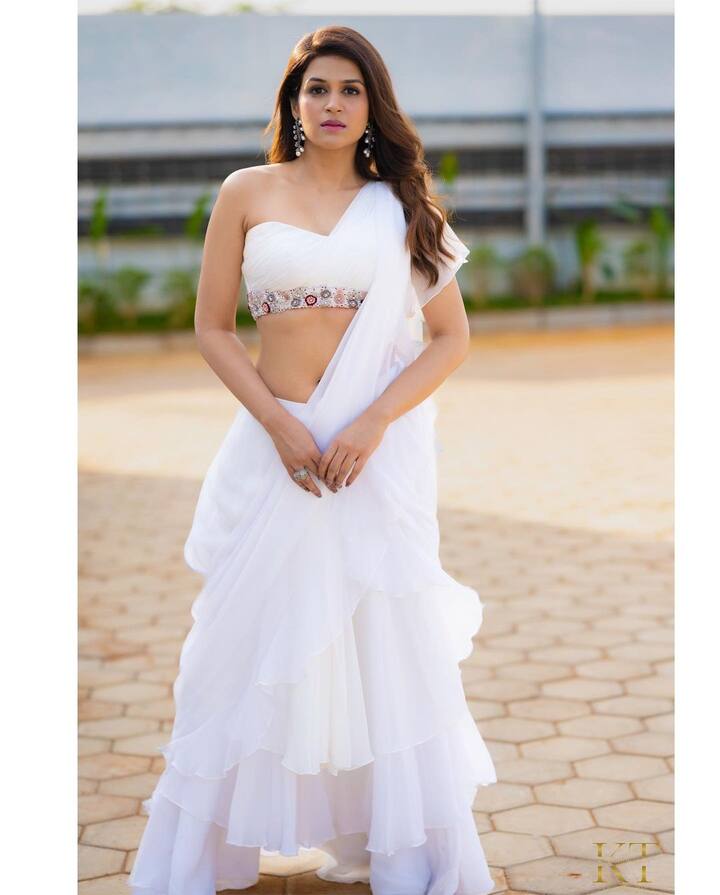 తాజాగా ఆమె షేర్ చేసిన ఫోటోలు వైరల్ అయ్యాయి.Photo Credit@Shraddha Das/instagram