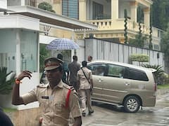 ఎమ్మెల్సీ కవిత ఇంటికి సీబీఐ బృందాలు, సాయంత్రం దాకా విచారణ కొనసాగే అవకాశం!