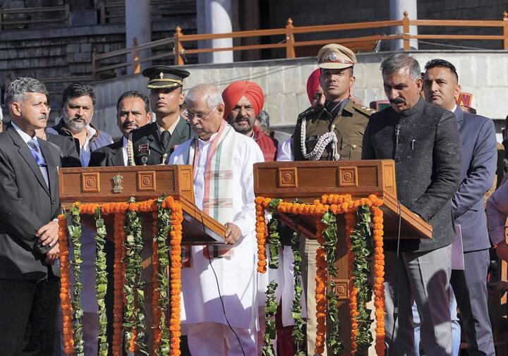 सुखविंदर सिंह सुक्खू यांच्याशइवाय मुकेश अग्निहोत्री (Mukesh Agnihotri) यांनी उपमुख्यमंत्री पदाची शपथ घेतली.