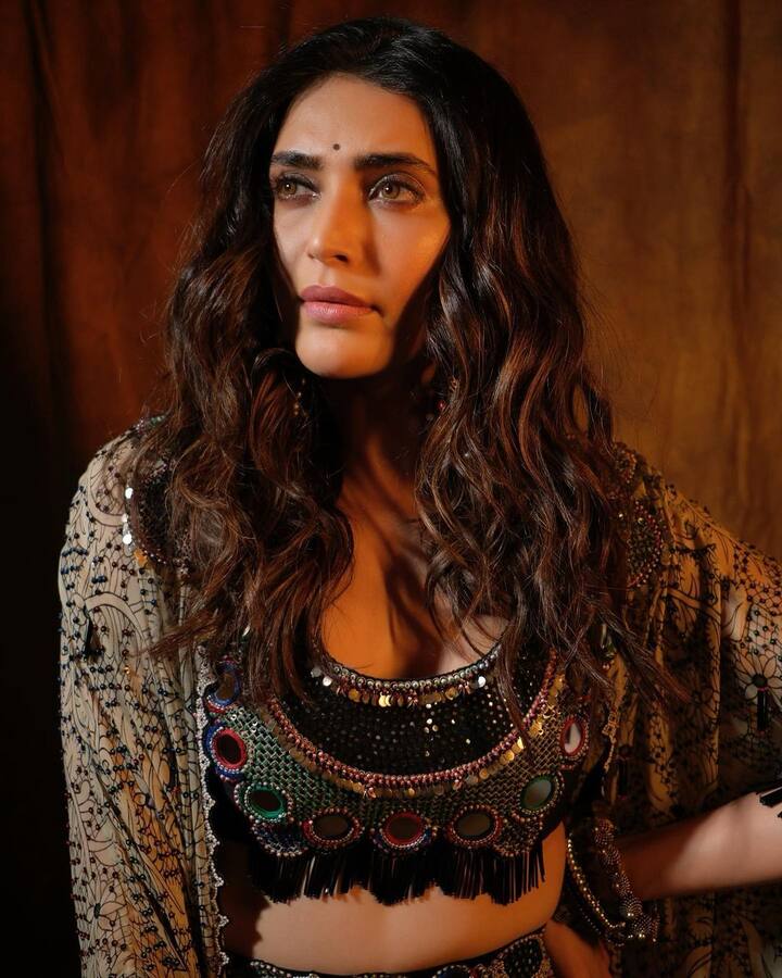 याशिवाय अभिनेत्री 'जरा नच के देखा', 'नच बलिए 7' आणि 'झलक दिखला जा 9' सारख्या रिअॅलिटी शोमध्येही दिसली आहे.  (फोटो सौजन्य:karishmaktanna/इन्टाग्राम)