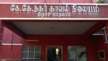 2 people arrested for road robbery in Trichy. திருச்சி: பட்டப்பகலில் கத்தியை காட்டி வழிப்பறி - 2 பேரை கைது செய்த போலீசார்!