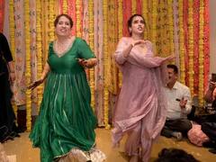 फिल्ममेकर गुनीत मोंगा की संगीत सेरेमनी में Sanya Malhotra-Sona Mohapatra ने जमाया रंग, सामने आईं ये शानदार तस्वीरें