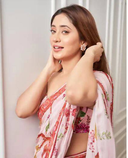 'ਯੇ ਰਿਸ਼ਤਾ ਕਯਾ ਕਹਿਲਾਤਾ ਹੈ' ਫੇਮ ਸ਼ਿਵਾਂਗੀ ਜੋਸ਼ੀ ਦੀ ਨਿੱਜੀ ਜ਼ਿੰਦਗੀ ਅਕਸਰ 'ਟਾਕ ਆਫ ਦਾ ਟਾਊਨ' ਬਣੀ ਰਹਿੰਦੀ ਹੈ। ਹਾਲ ਹੀ 'ਚ ਉਹ ਇਕ ਵਾਰ ਫਿਰ ਆਪਣੇ ਅਫੇਅਰ ਕਾਰਨ ਸੁਰਖੀਆਂ 'ਚ ਹੈ।