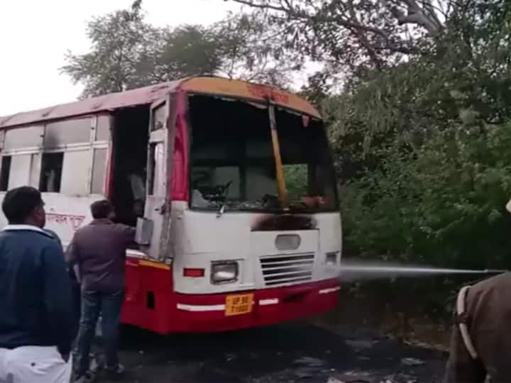 UP News Roadways bus caught fire in Banda all passengers safe ann UP News: बांदा में रोडवेज की जर्जर बस में लगी आग, ड्राइवर की सूझबूझ से टला बड़ा हादसा