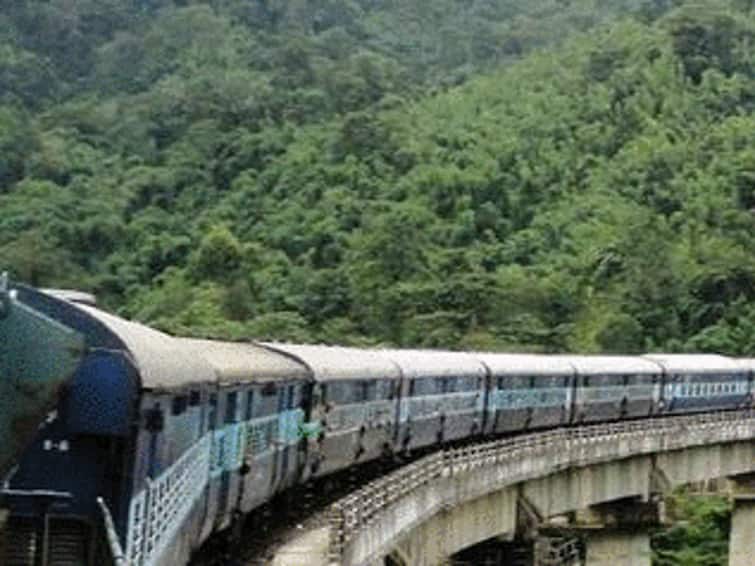 Indian railway recruitment 2022 -2023 north eastern railway apply details Railway Jobs: ரயில்வே துறையில் வேலை..! 10, 12ம் வகுப்பு படித்திருந்தாலே போதும்..! உடனே அப்ளை பண்ணுங்க..