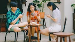 পিঠে ব্যথা এড়াতে মোবাইল ফোন ব্যবহারের সময়ে কীভাবে বসবেন?